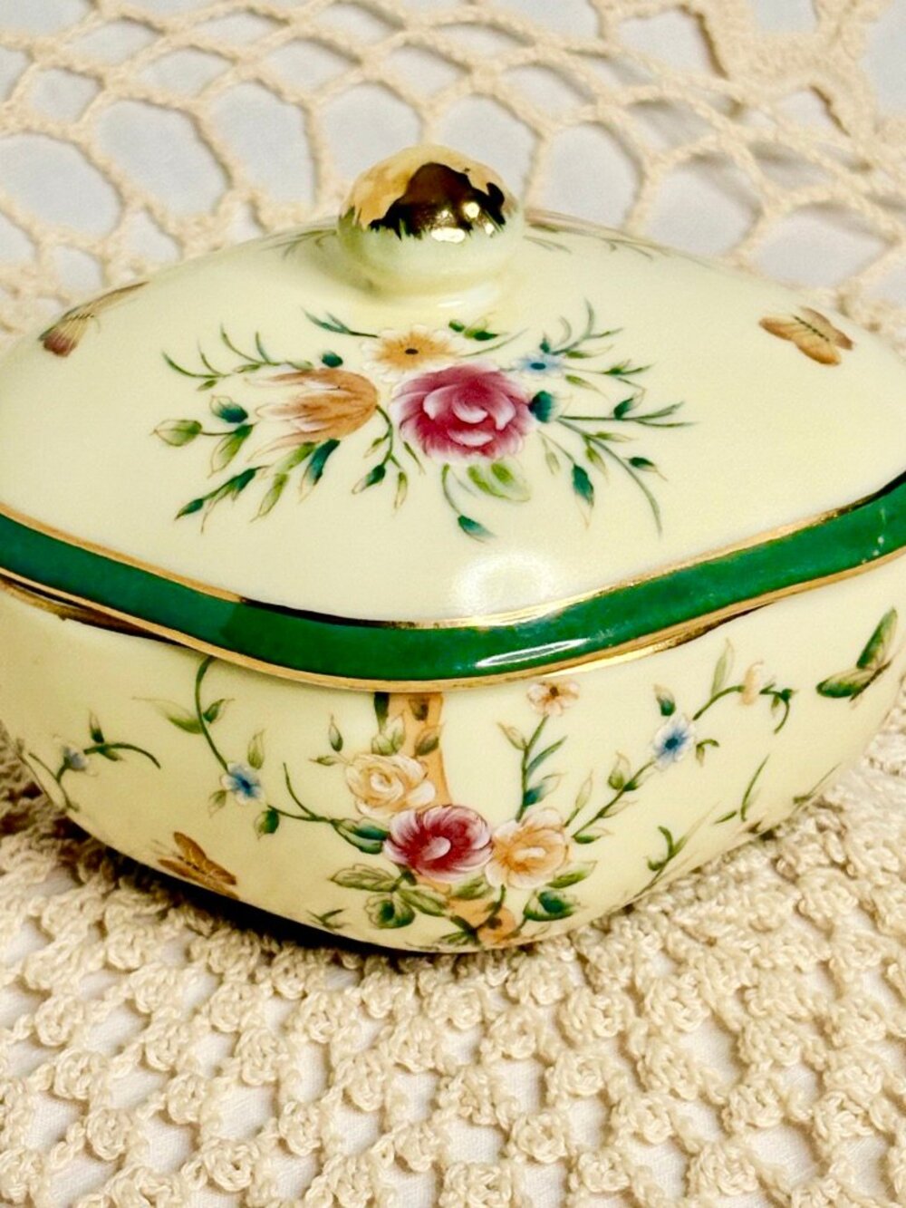 Vntg Porcelain Trinket/Jewelry Box Floral Butterfly Design Gold Trim 4.5"x4"x4"
